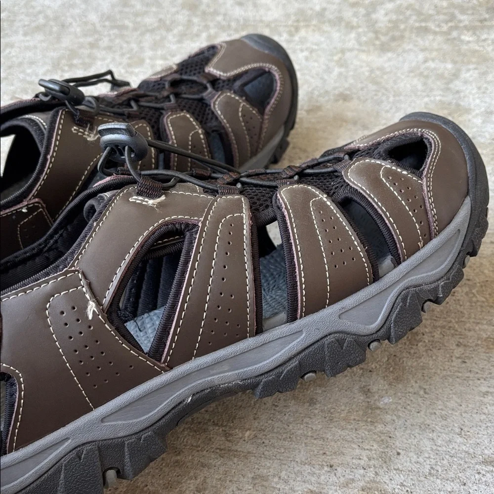 Eddie Bauer Leather Enclosed Toe Bungee Closure Meridian Sandals.